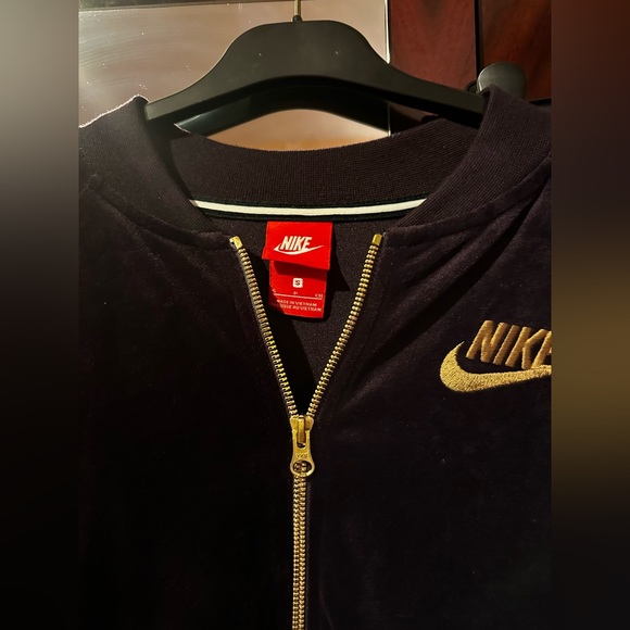 Pre Owned! Nike 2 Piece Velvet Women Tracksuit , Zip Up Hoddie and Pants - Picture 3 of 7